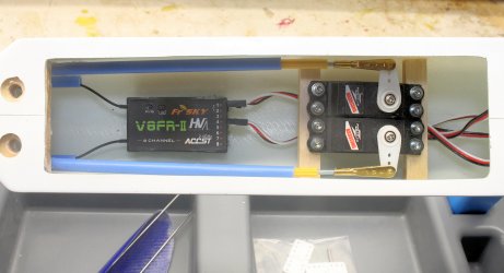 1- Servos and pushrods_1154.JPG