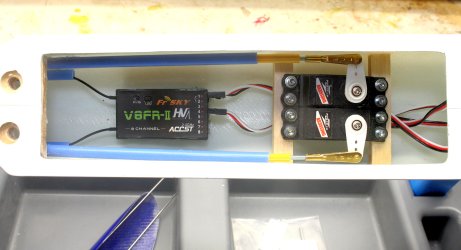 1- PRELUDE servos pushrods and receiver_1154.JPG
