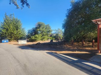 East of the Bathrooms - maybe park 5 - 6 cars here.jpg